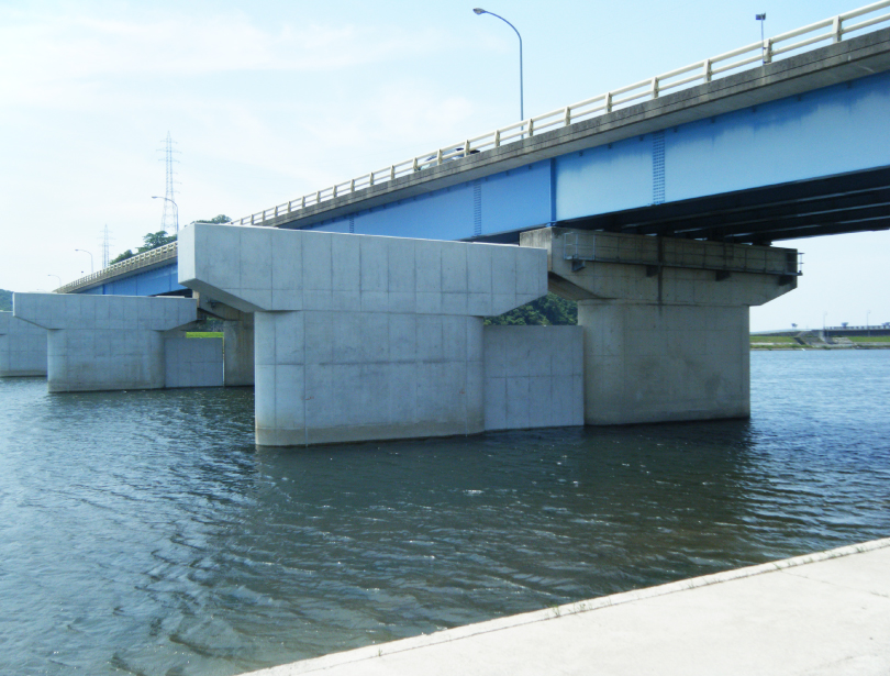 国土交通省　米子道路米子大橋下部第３工事の写真